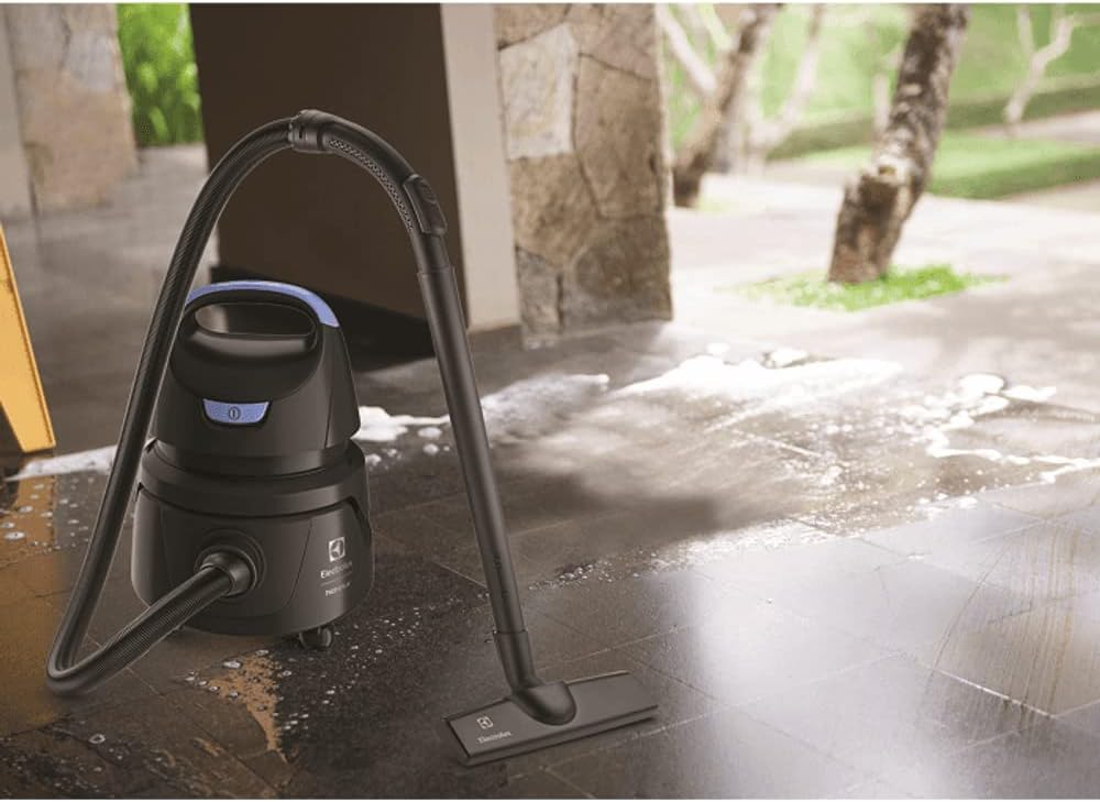 Aspirador água pó Electrolux compacto potente função sopro 1400W 12 L total 5 L util protetor termico AWD01 127v